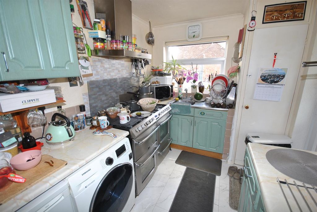 Property photo 3 of 11 Kitchen