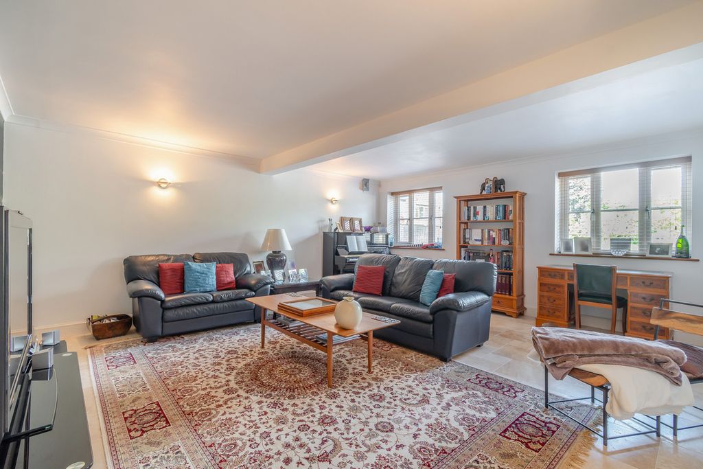 Property photo 2 of 28