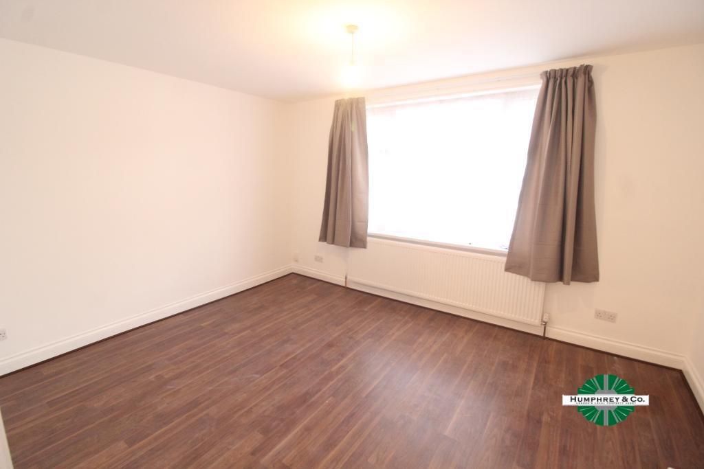 Property photo 3 of 6 Bedroom.Jpg