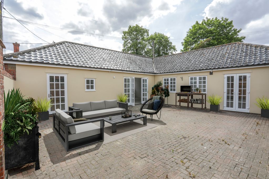 Property photo 1 of 9 Cherry_Tree_Stables_Rear_1_15-07-25_11_21.Jpg