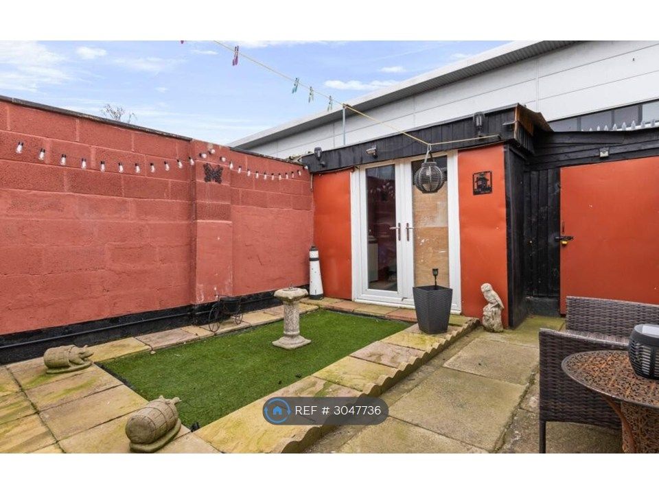 Property photo 3 of 14 Backgardenshed