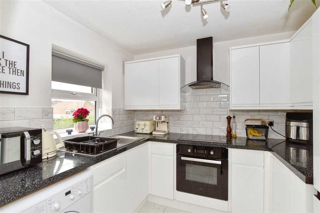 Property photo 3 of 10 Kitchen