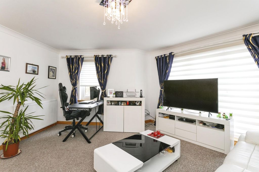Property photo 2 of 15 Lounge