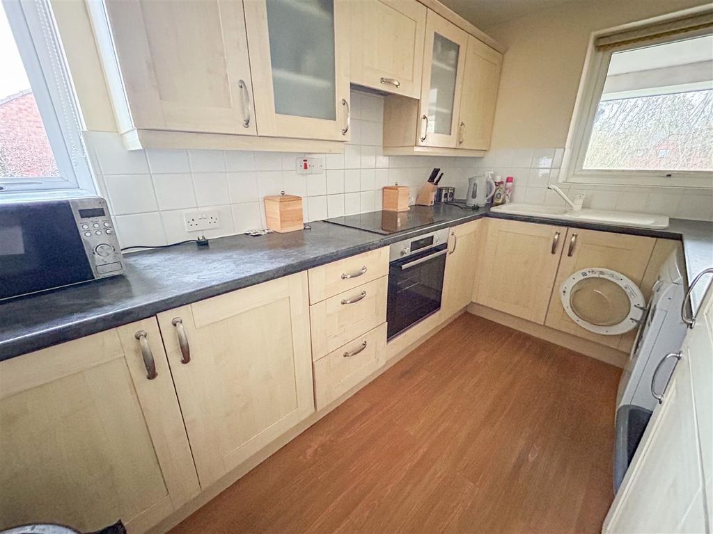 Property photo 3 of 7 Kitchen
