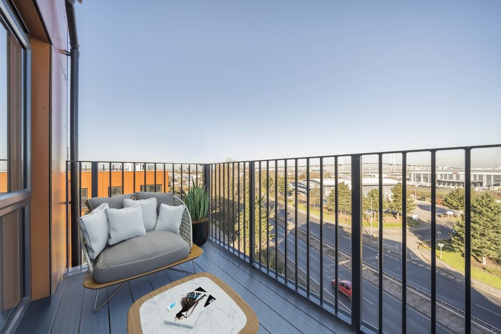 Property photo 3 of 7 Balcony (7)