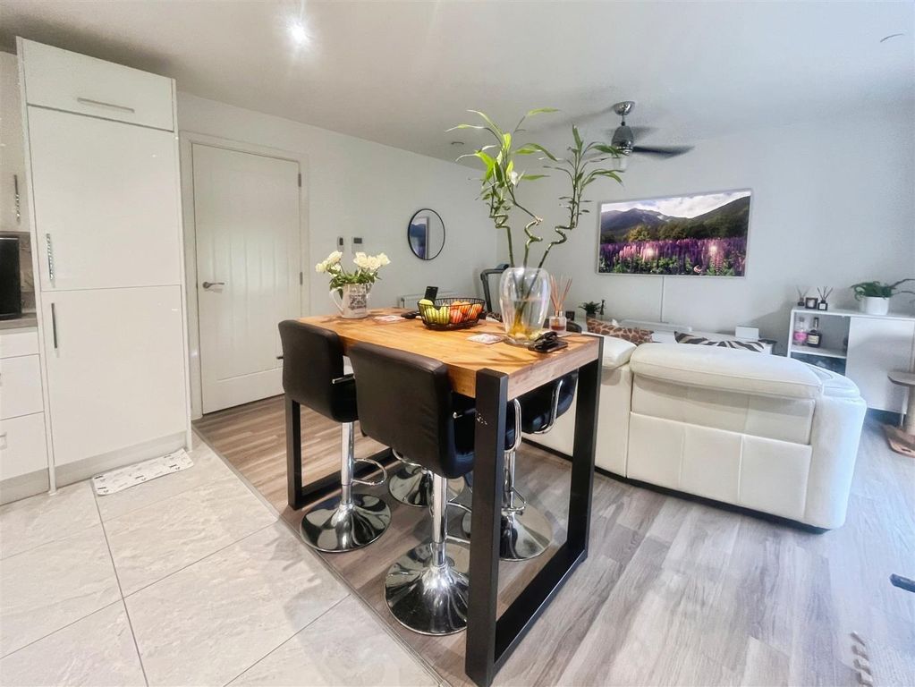 Property photo 1 of 12 Lounge/Kitchen