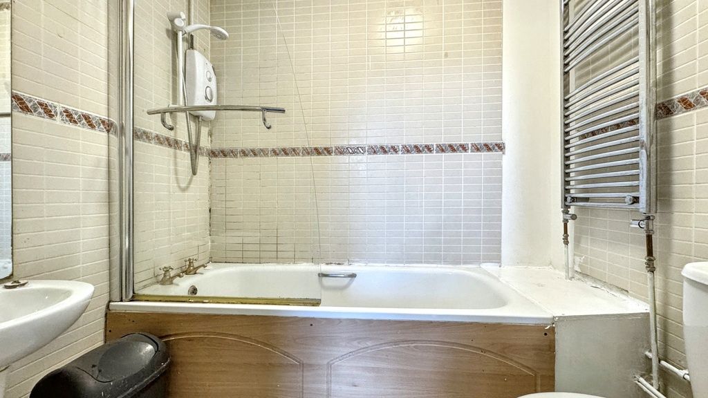 Property photo 2 of 4 Bright, Modern Bathroom With A Combined Bath And O...