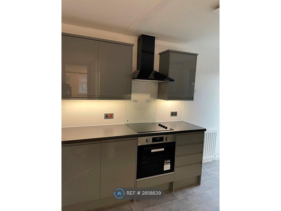 Property photo 3 of 8 Kitchen / Ambient Lighting