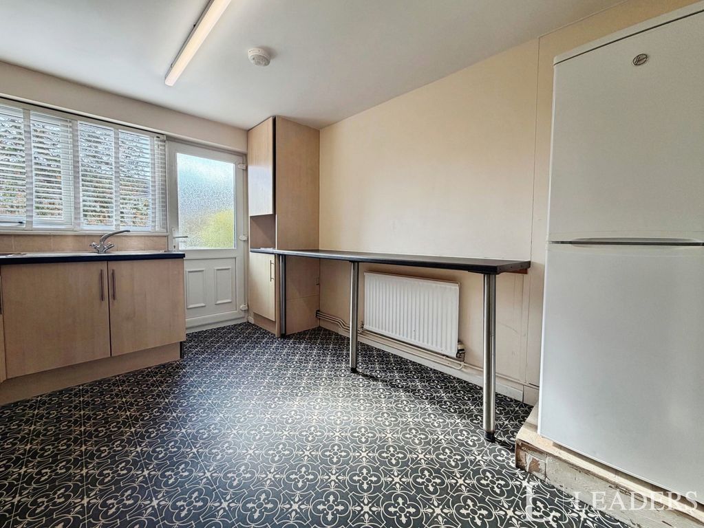 Property photo 3 of 12 Kitchen
