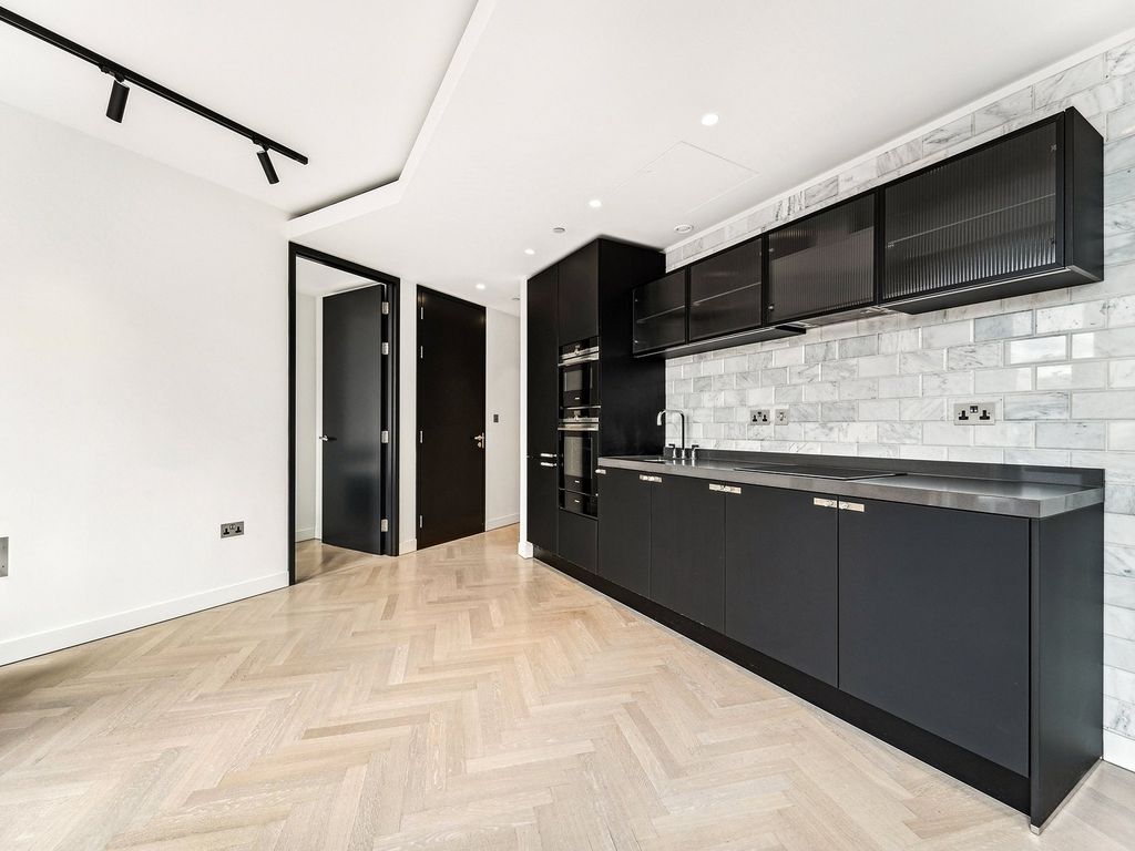 Property photo 2 of 17 One Crown Place