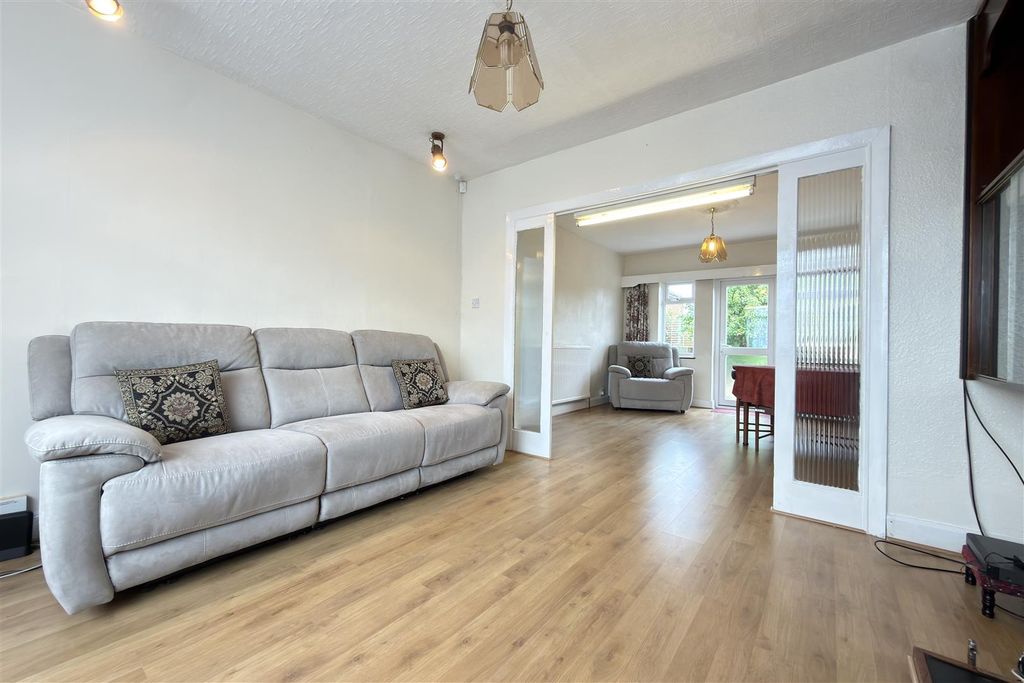 Property photo 2 of 18 Lounge