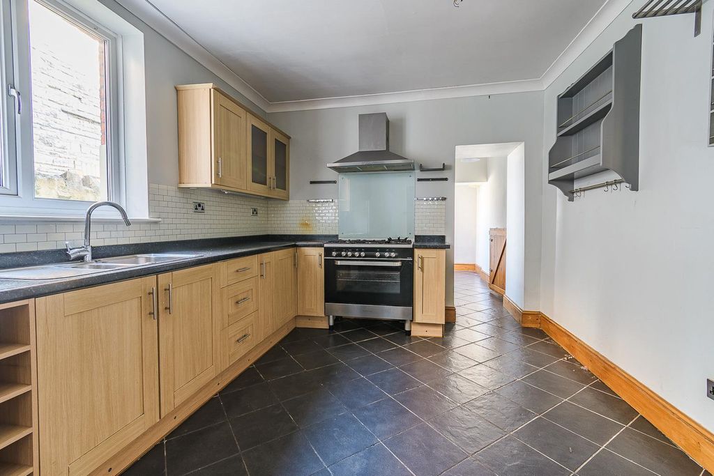 Property photo 3 of 22 Kitchen / Breakfast