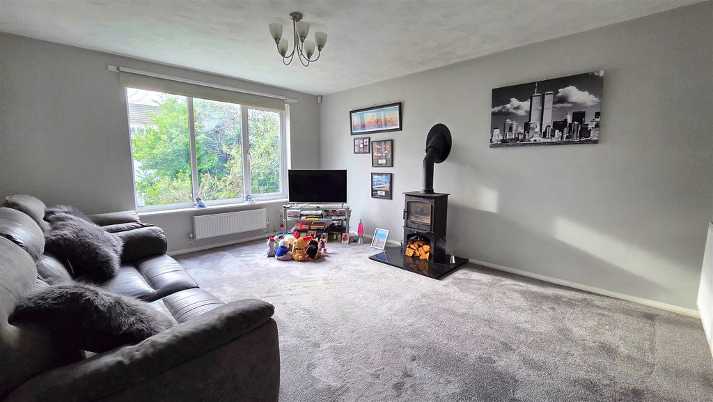 Property photo 2 of 16 Lounge