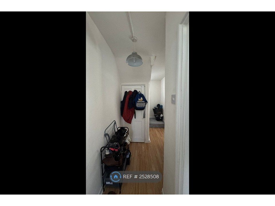 Property photo 2 of 18 Entrance Corridor