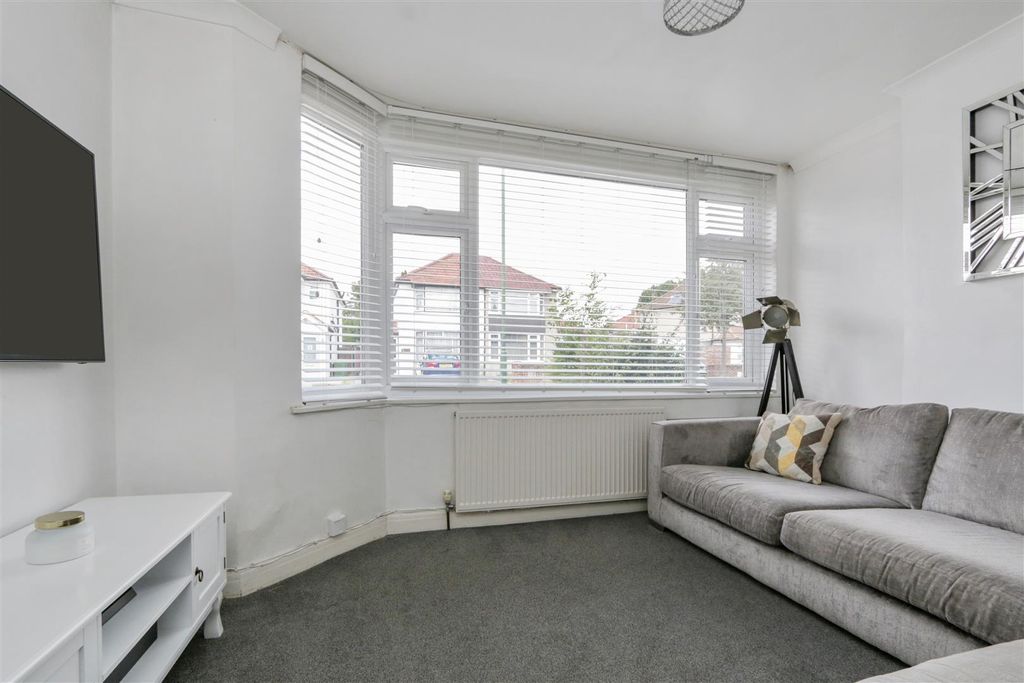Property photo 3 of 13 Rt_Wt_Bxh_T_Job160_31 Porthkerry Avenue_24_2107202