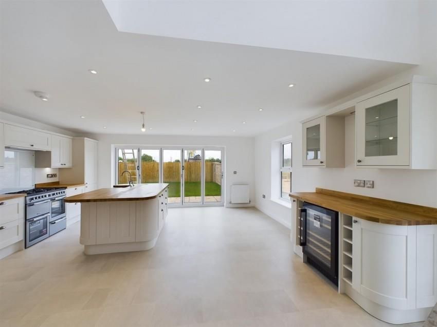 Property photo 2 of 4 5 Bed Kitchen 3.Jpg