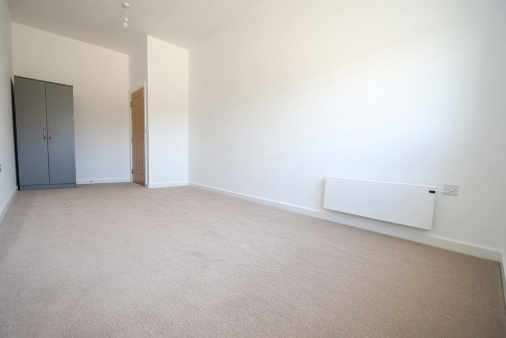Property photo 2 of 5 Lakeside Bedroom 19