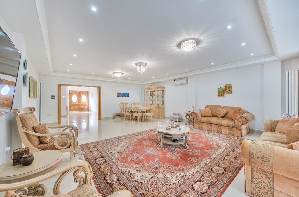 Property photo 1 of 23 1374418-14-690463...