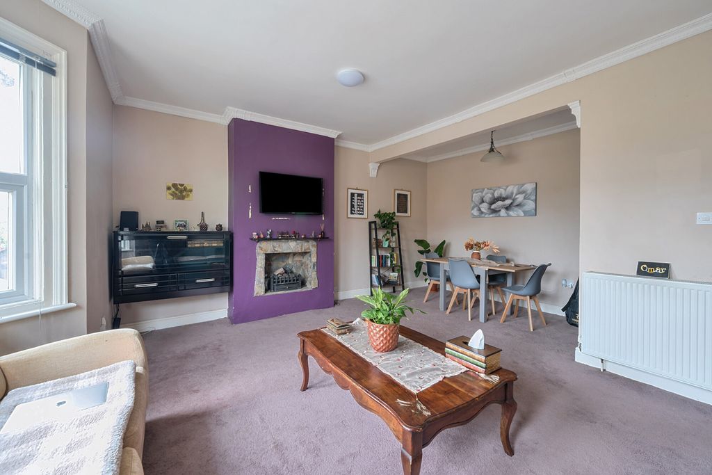 Property photo 3 of 17 1298632-12-684805...