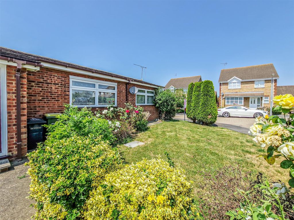 Property photo 2 of 17 Front Garden