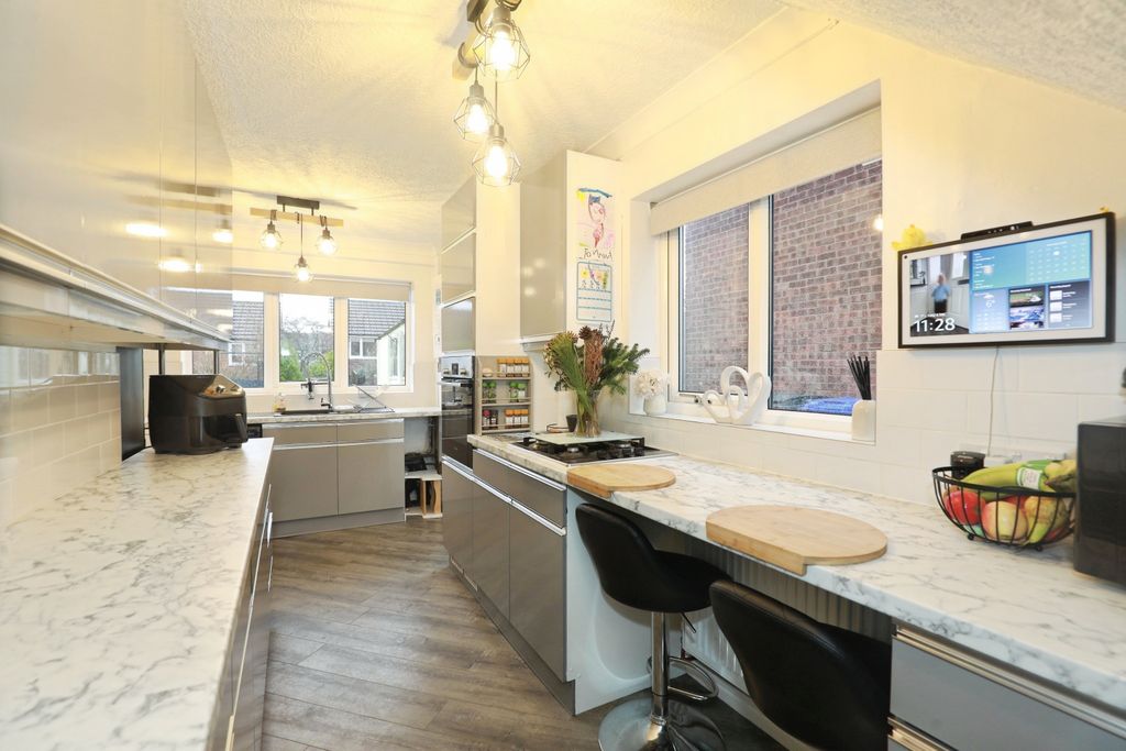 Property photo 3 of 19 Kitchen