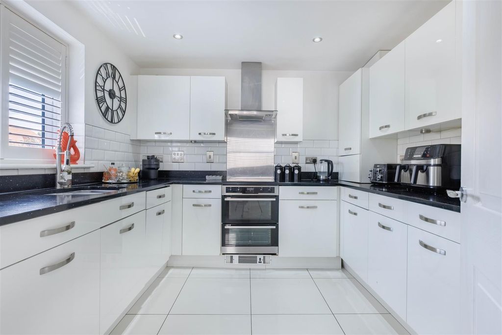 Property photo 3 of 16 Kitchen