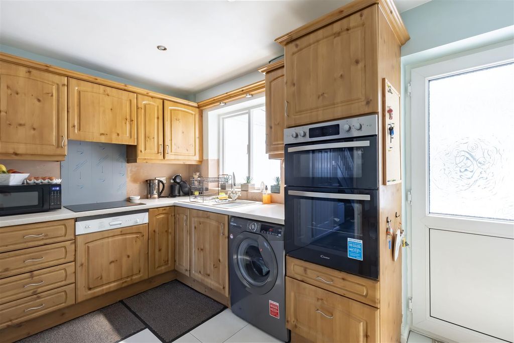 Property photo 3 of 22 Kitchen