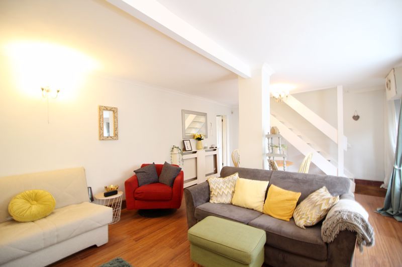 Property photo 3 of 16 Lounge