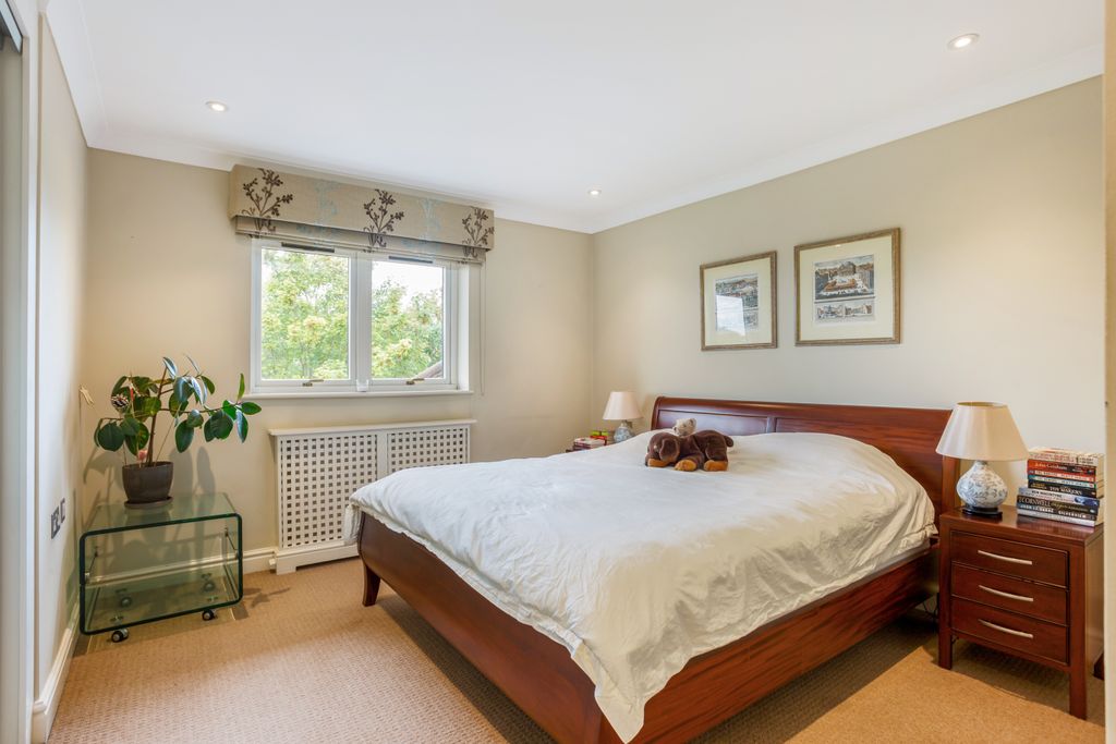 Additional image 5 of 2 bed penthouse for saleRay Park Road, Maidenhead SL6