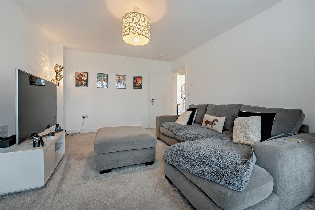 Property photo 3 of 15 8640677-Interior10-800.Jpg