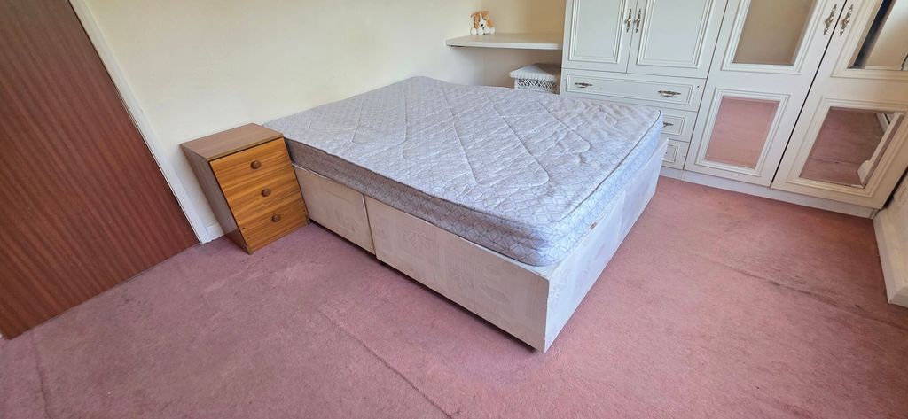 Property photo 1 of 10 Bright Double Bedroom With Ample Storage Space...