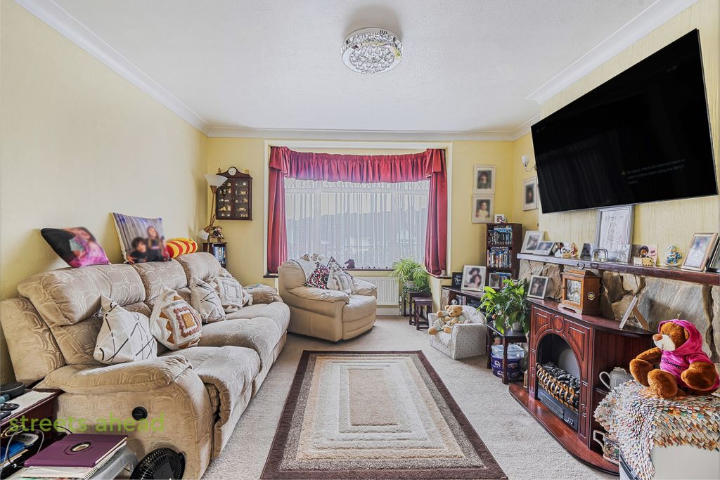 Property photo 3 of 18 06835745-7127-404...