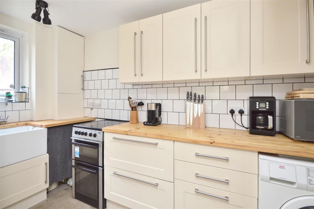 Property photo 3 of 18 Kitchen