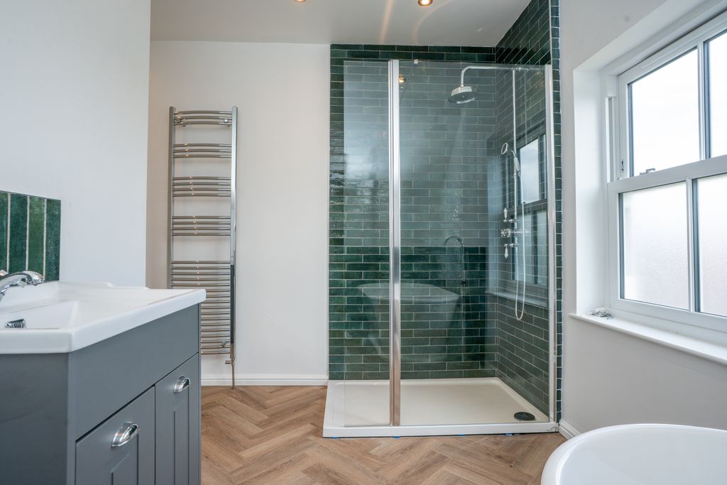 Property photo 3 of 22 Bathroomshower