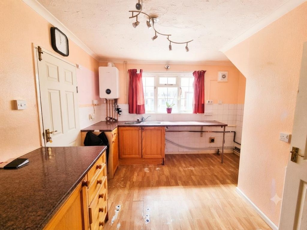 Property photo 3 of 12 Kitchen