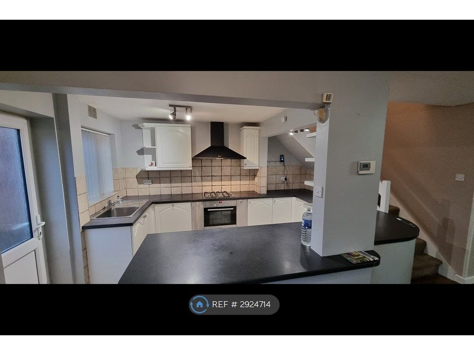 Property photo 3 of 12 Kitchen