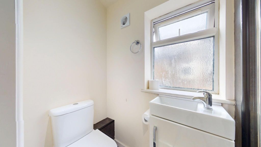 Property photo 3 of 10 Bathroom