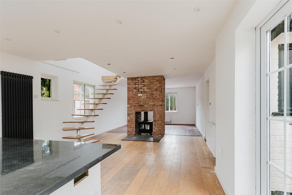 Property photo 2 of 23