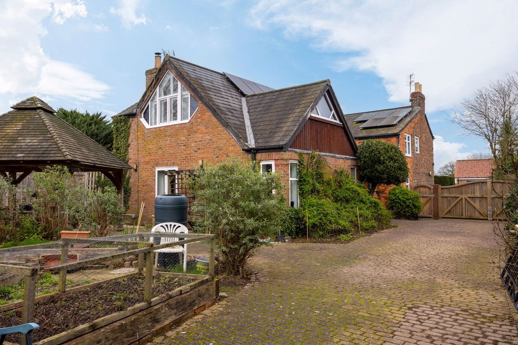 Property photo 2 of 39