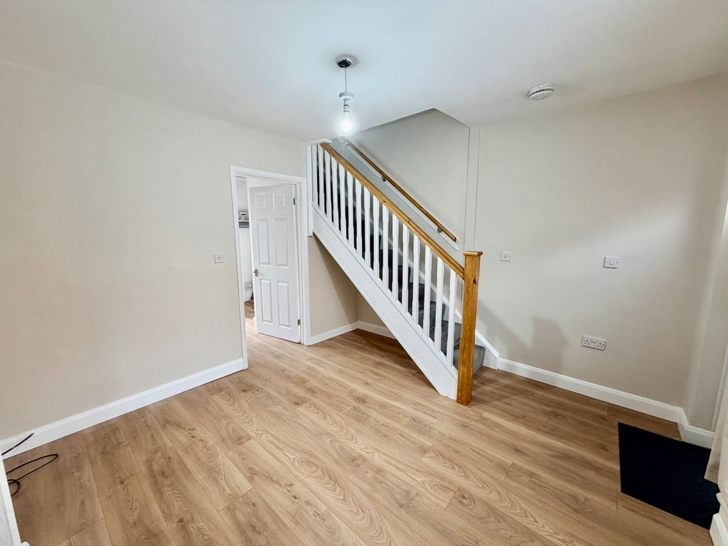Property photo 2 of 11 Picture No. 13