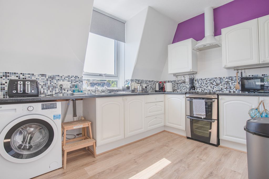 Property photo 3 of 10 Kitchenangle1
