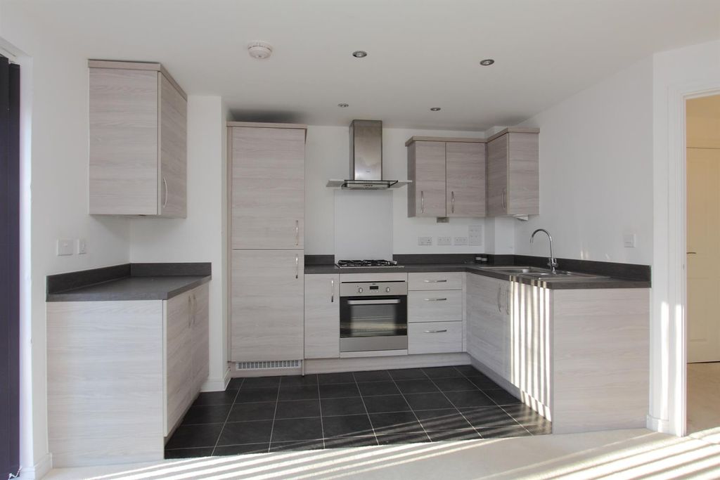 Property photo 3 of 11 Kitchen