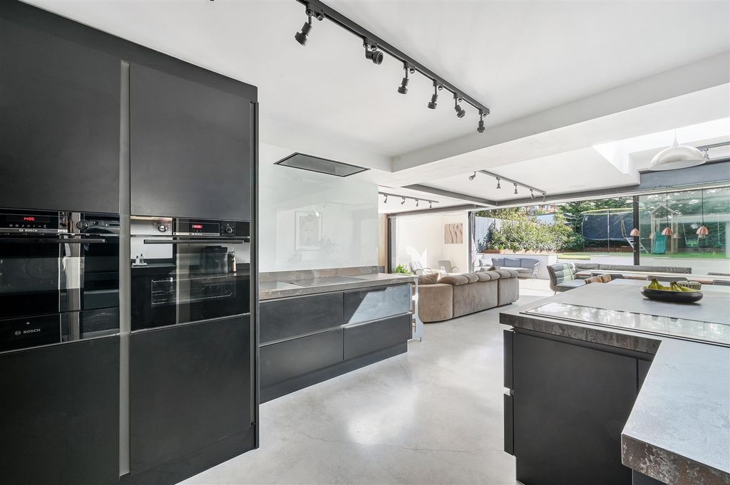 Property photo 2 of 31 Chapel Way, 102 (9).Jpg