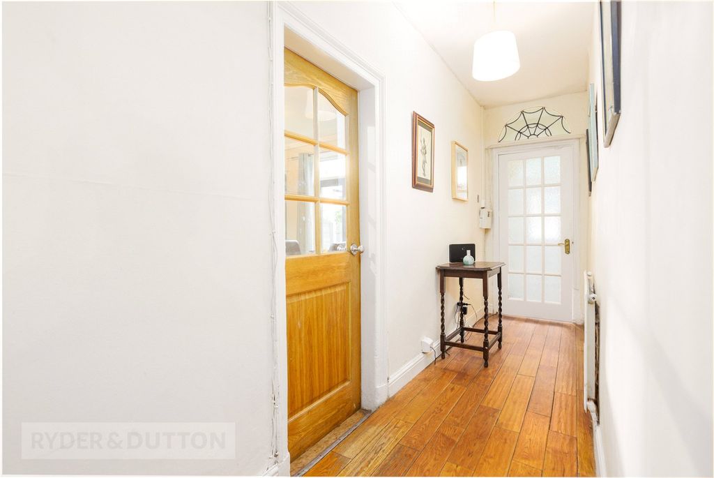 Property photo 3 of 38 Entrance Hall