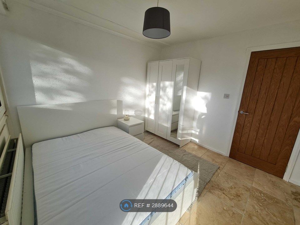 Property photo 2 of 8 Smaller Bedroom