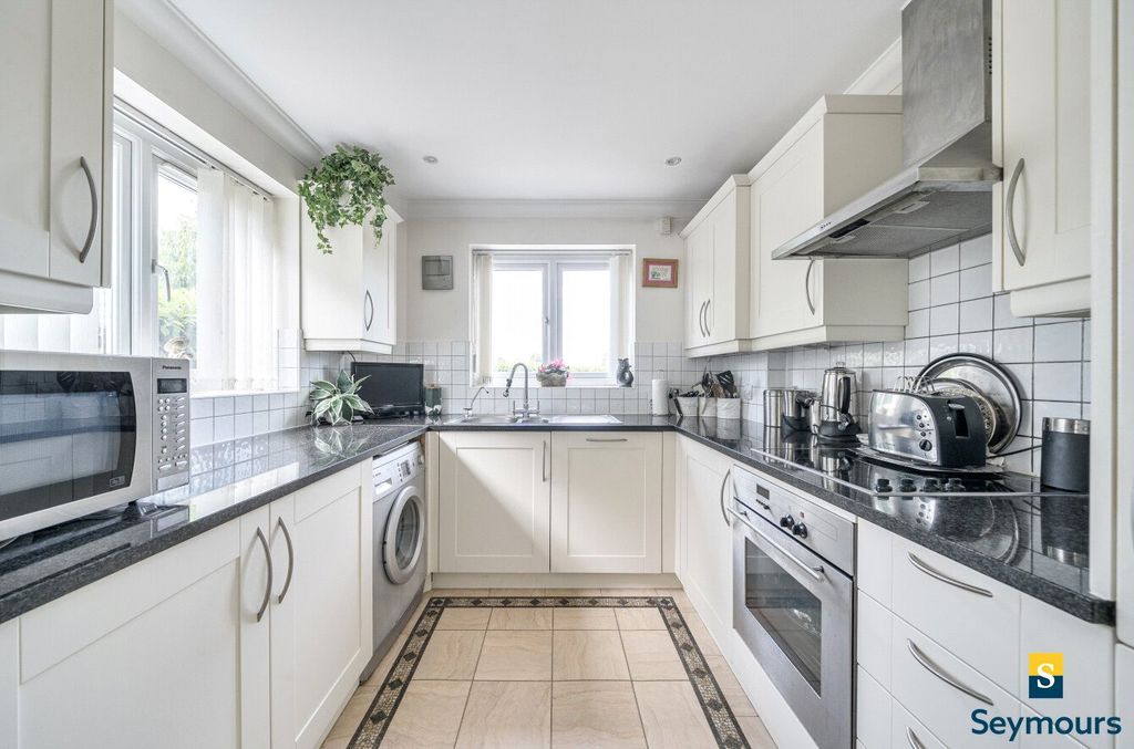 Property photo 2 of 18 Kitchen