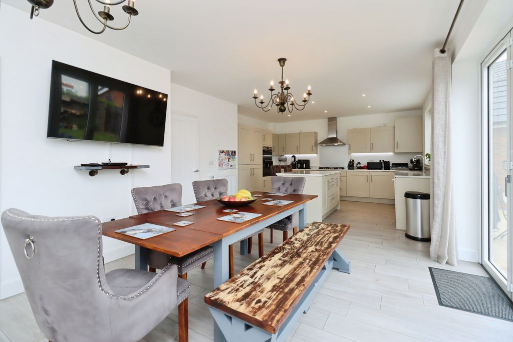 Property photo 3 of 15 Kitchen/Dining Room