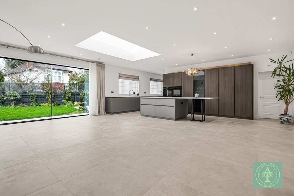 Property photo 3 of 43 Gallery