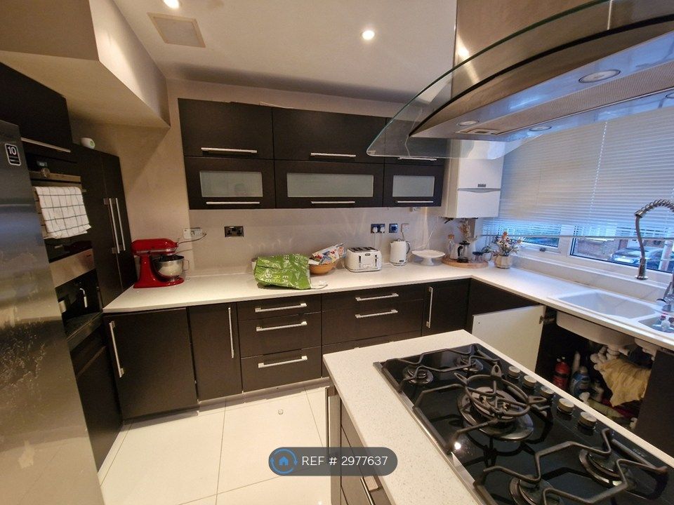Property photo 2 of 10 Kitchen