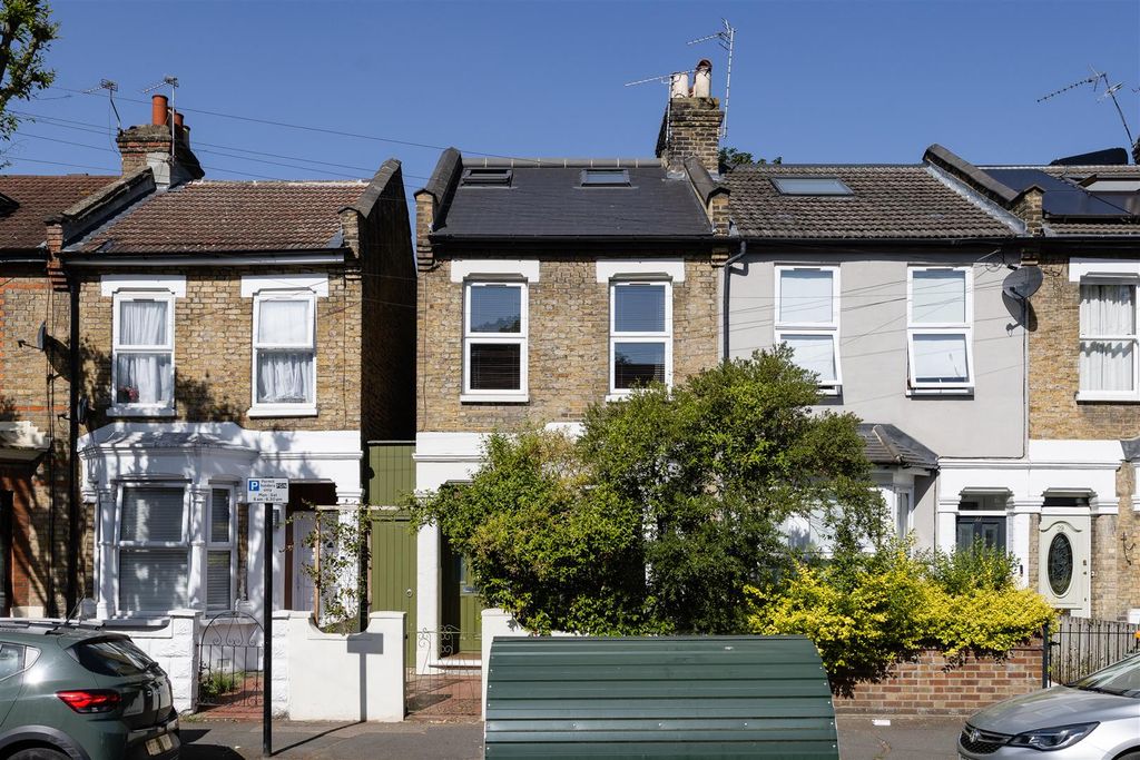Property photo 1 of 33 Ridley Road, E7